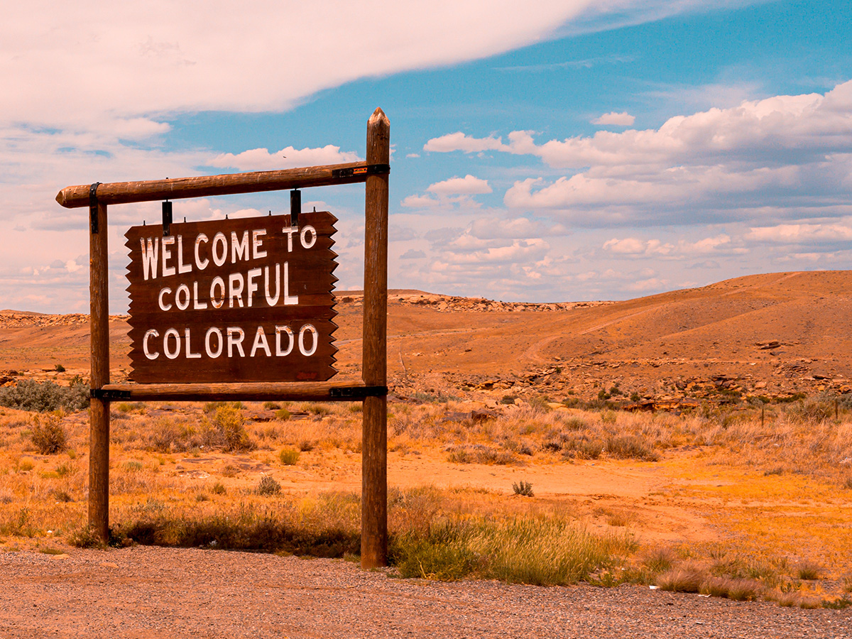 Sign the says welcome to colorful Colorado